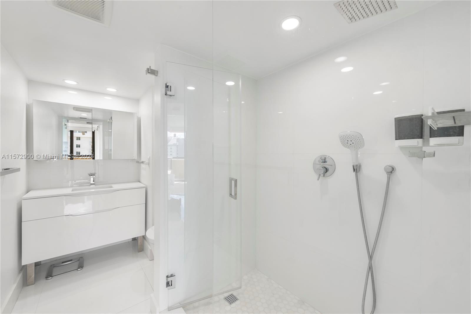 2555 Collins Ave 1714, Miami Beach, Florida 33140, 1 Bedroom Bedrooms, ,1 BathroomBathrooms,Residentiallease,For Rent,2555 Collins Ave 1714,A11572900