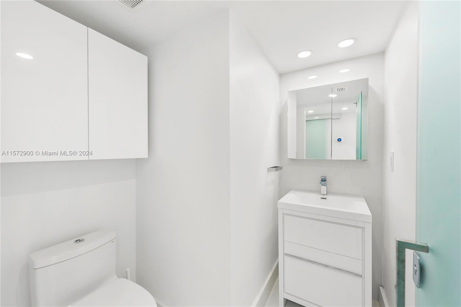 2555 Collins Ave 1714, Miami Beach, Florida 33140, 1 Bedroom Bedrooms, ,1 BathroomBathrooms,Residentiallease,For Rent,2555 Collins Ave 1714,A11572900
