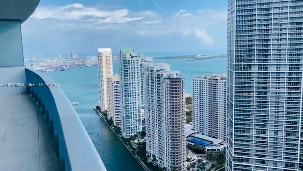 Exclusive modern double "ONE OF A KIND" lower penthouse at Epic Condo, Downtown Miami, 3 bed/ 3 bath. Topnotch finishes, 48x48 floors, city and water views, Kitchen with sub-zero appliances, oversized balcony and more. Prestigious building home to Zuma restaurant, pool, 5-star spa/yoga/fitness center. Walking distance to Brickell, Bayside, Novikov and II Gabbiano. Whole Foods, Sliverspot Cinema nearby. Ideal families that want to have some privacy and comfort. Call for more Information.