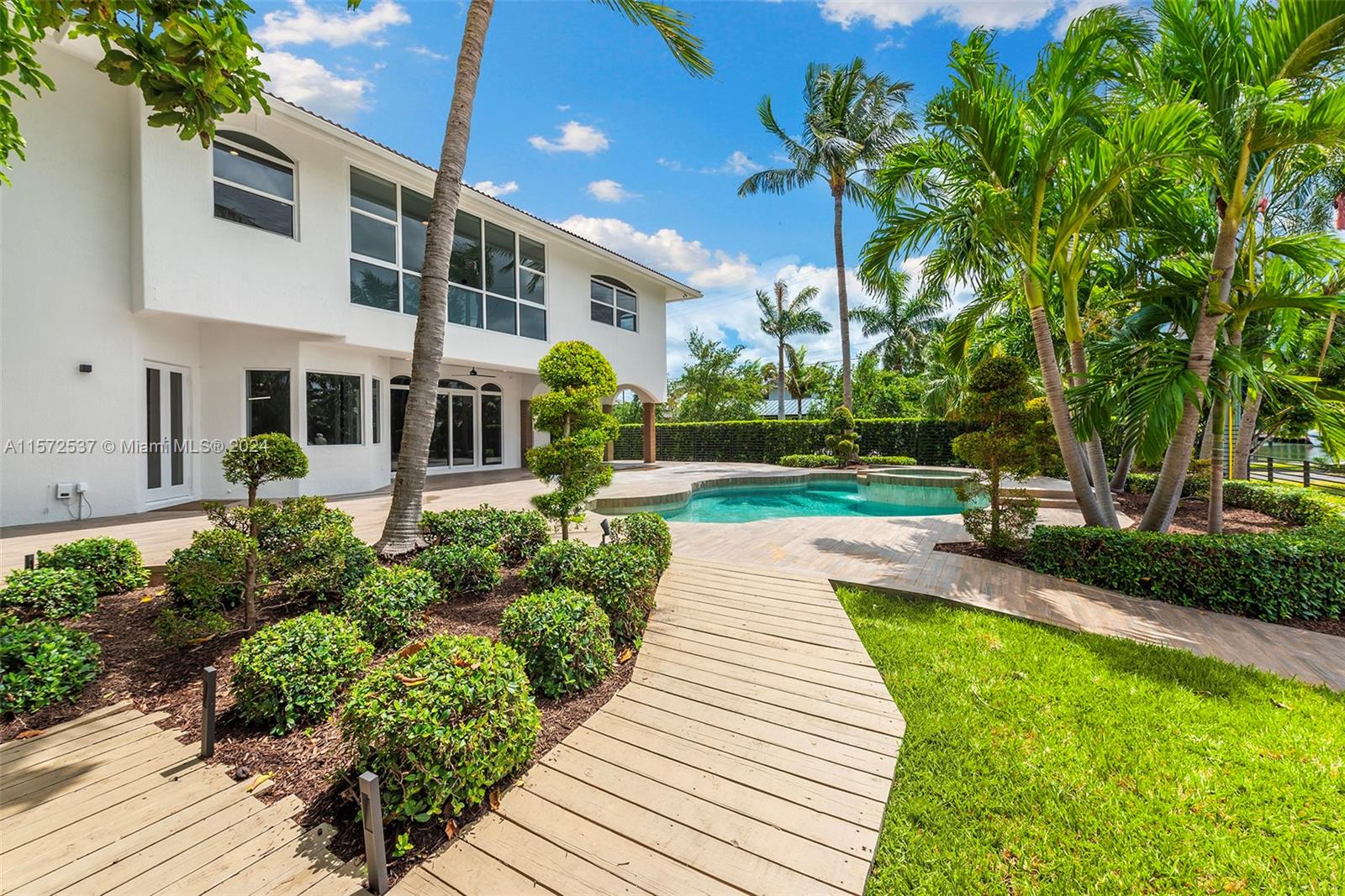 552 Palm Drive, Hallandale Beach, Florida 33009, 7 Bedrooms Bedrooms, ,5 BathroomsBathrooms,Residential,For Sale,552 Palm Drive,A11572537
