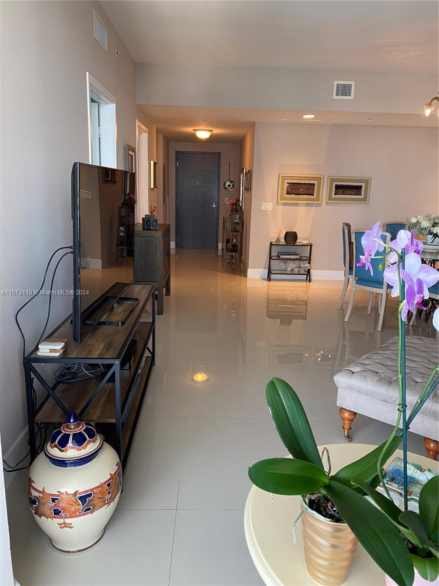 17111 Biscayne Blvd 303, North Miami Beach, Florida 33160, 2 Bedrooms Bedrooms, ,2 BathroomsBathrooms,Residentiallease,For Rent,17111 Biscayne Blvd 303,A11573119