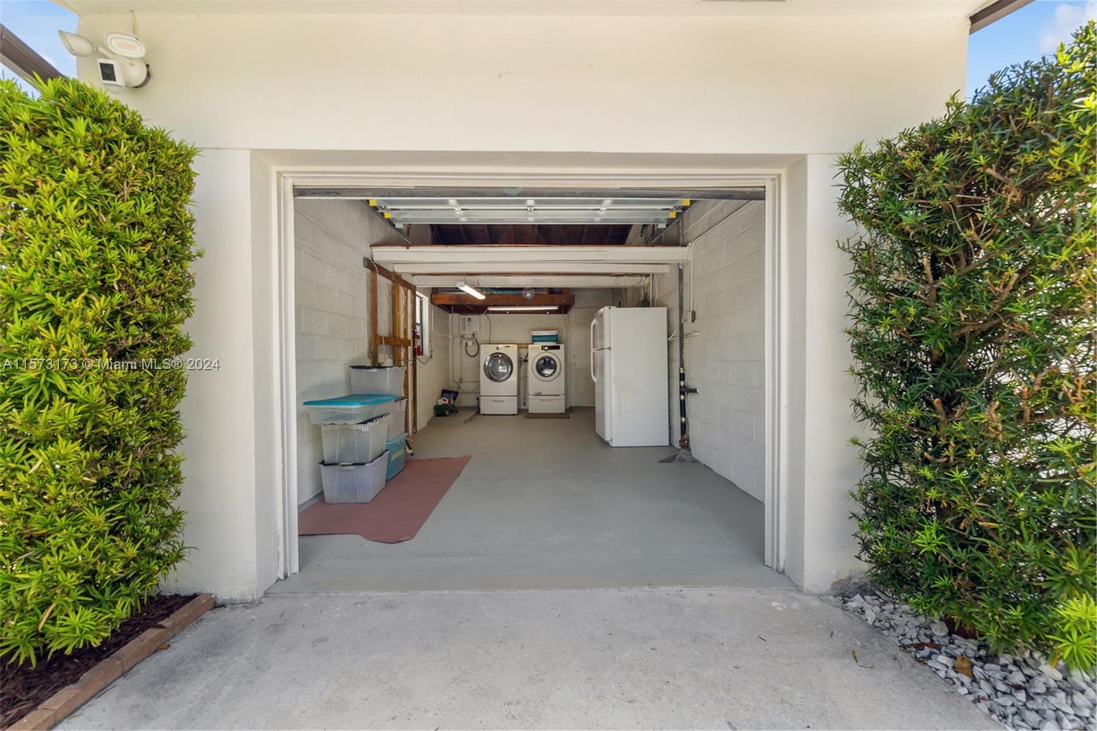 2000 N Hibiscus Dr, North Miami, Florida 33181, 3 Bedrooms Bedrooms, ,2 BathroomsBathrooms,Residentiallease,For Rent,2000 N Hibiscus Dr,A11573173