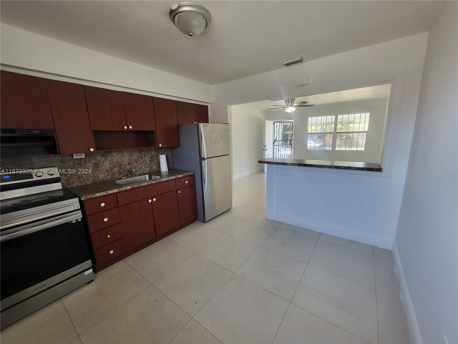 Kitchen & Breakfast Area