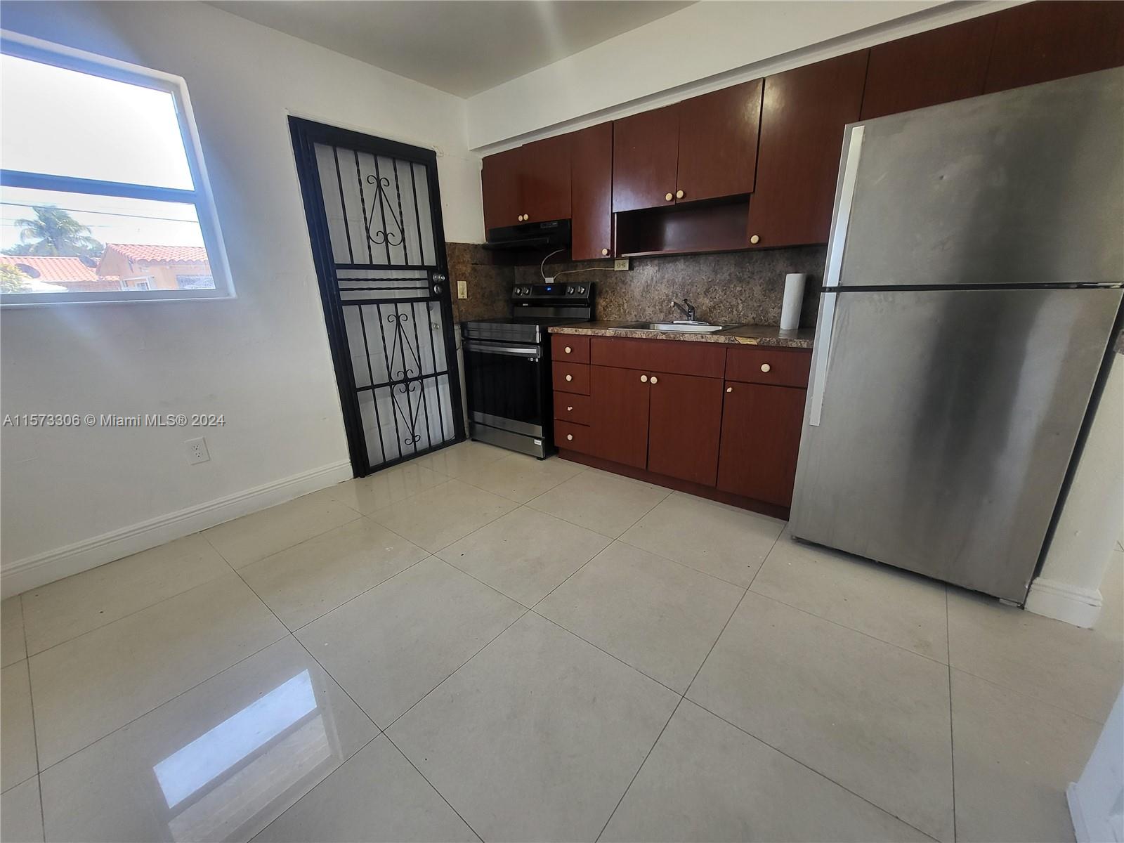 Kitchen & Breakfast Area