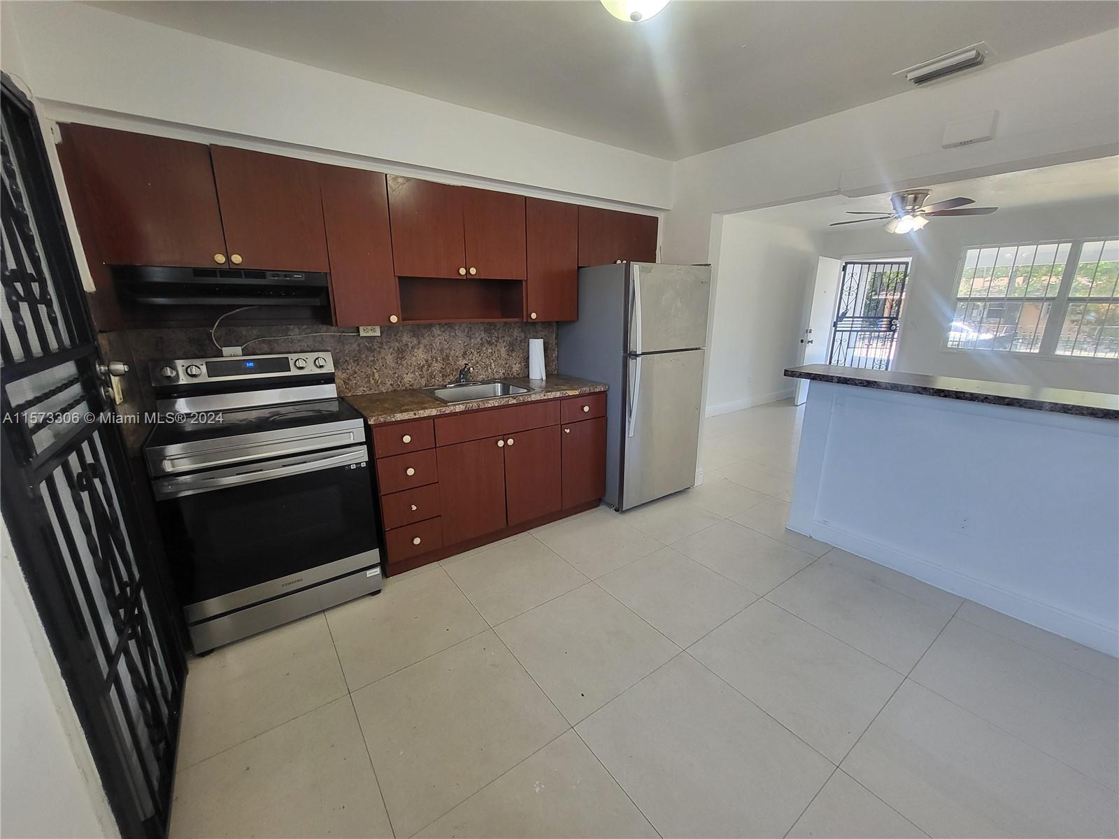 Kitchen & Breakfast Area