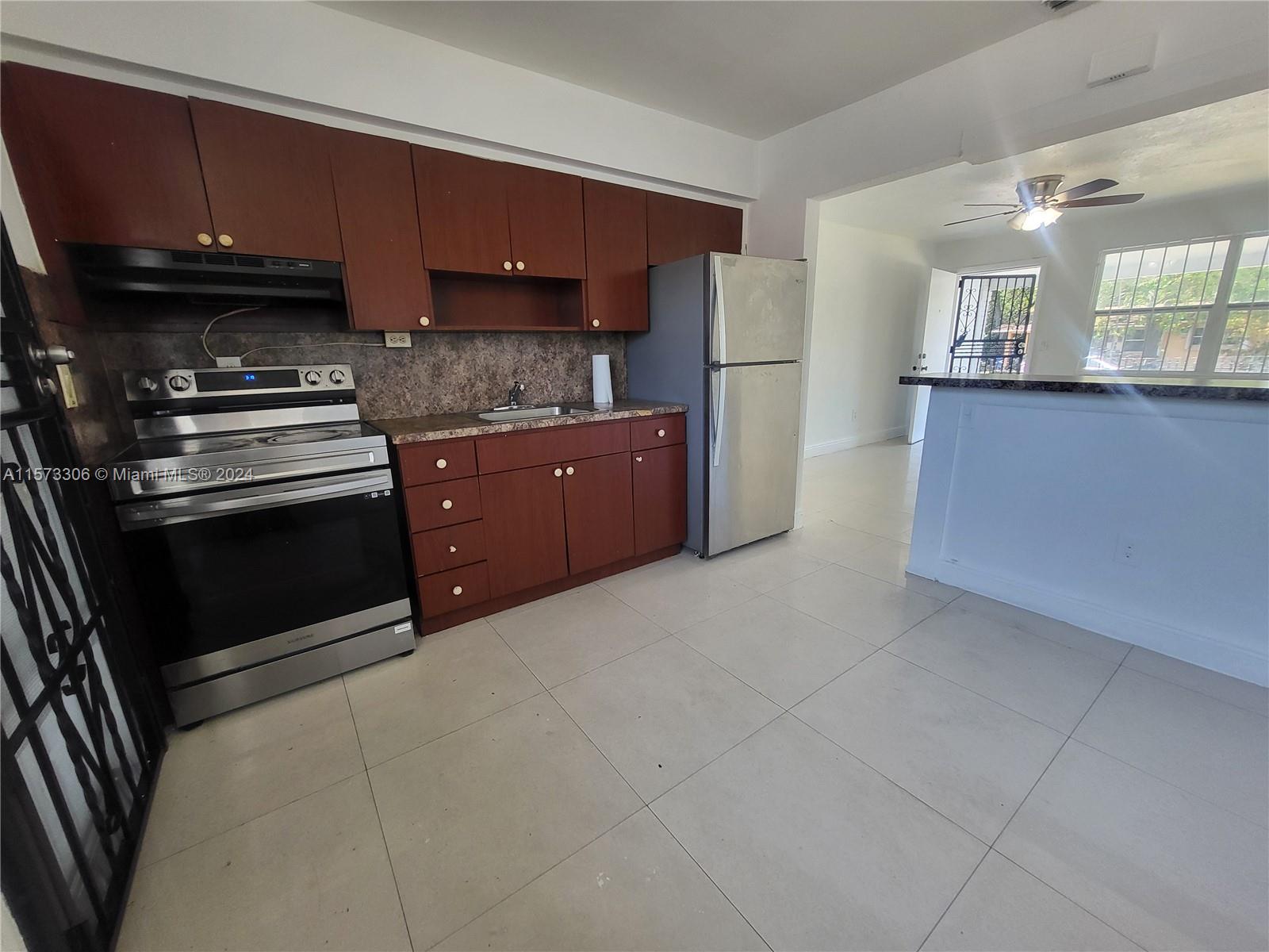 Kitchen & Breakfast Area