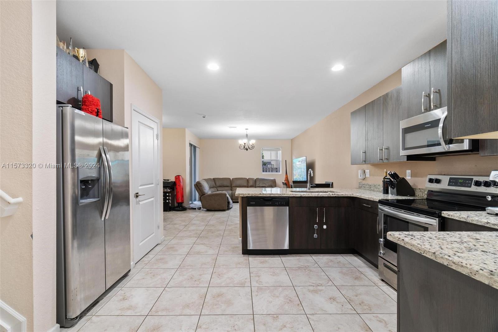 1471 SE 24th Ave 1471, Homestead, Florida 33035, 3 Bedrooms Bedrooms, ,2 BathroomsBathrooms,Residentiallease,For Rent,1471 SE 24th Ave 1471,A11573320