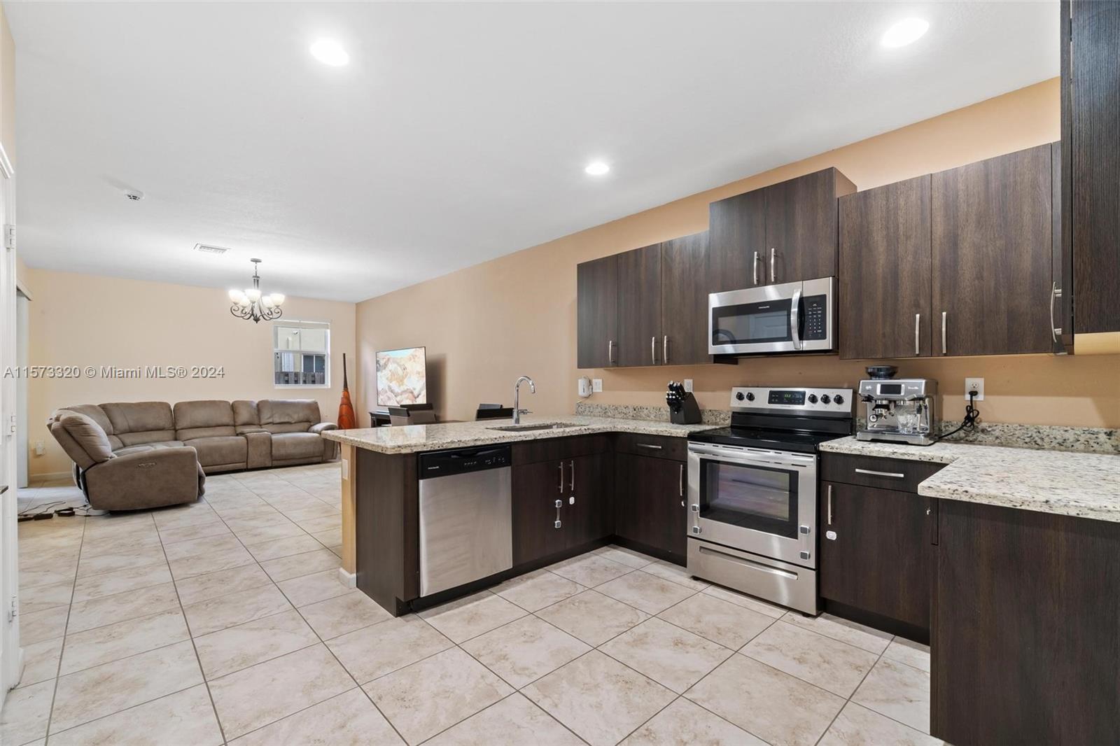 1471 SE 24th Ave 1471, Homestead, Florida 33035, 3 Bedrooms Bedrooms, ,2 BathroomsBathrooms,Residentiallease,For Rent,1471 SE 24th Ave 1471,A11573320