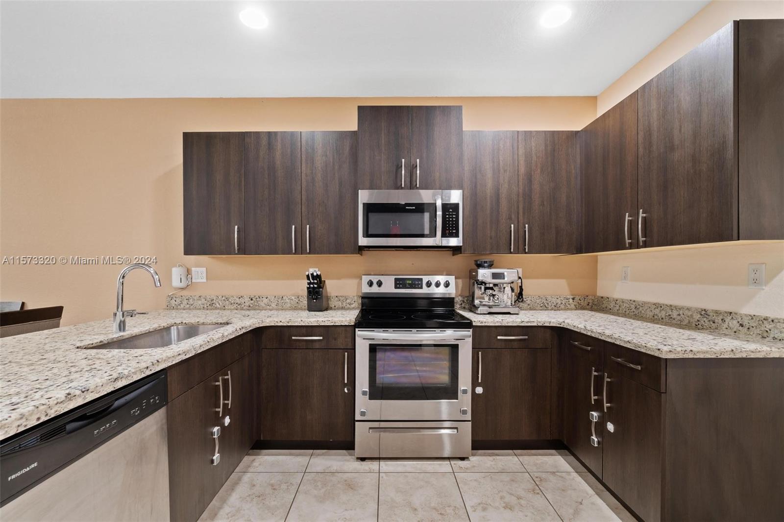 1471 SE 24th Ave 1471, Homestead, Florida 33035, 3 Bedrooms Bedrooms, ,2 BathroomsBathrooms,Residentiallease,For Rent,1471 SE 24th Ave 1471,A11573320
