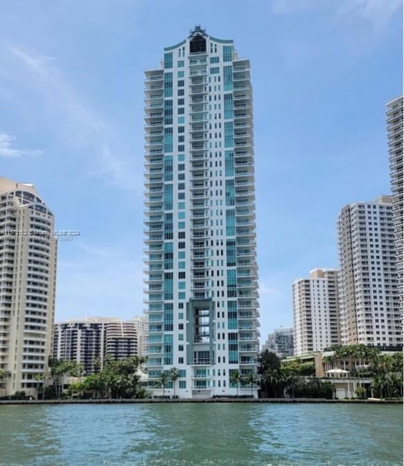 Set in the world-class gated island of Brickell Key. This 2/2.5 split floor plan unit at the most private boutique building in the heart of Brickell. This beautiful 2 bedroom residence has goergeous views of the bay, canal, river and Miami skyline.  the unit has over 14 ft high high ceilings, private foyer, floor-to- celling windows, Subzero fridge, Miele Kitchen, water and dryer, custom closets and extra large storage room. upscale amenities: Poo;, 2 Jacuzzi, gym, sauna, tennis court, racquetball/basketball, 24 hours security/ front desk, lobby, meeting room and valet for guest.