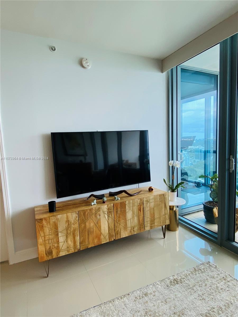 601 NE 36th St 2807, Miami, Florida 33137, 2 Bedrooms Bedrooms, ,2 BathroomsBathrooms,Residentiallease,For Rent,601 NE 36th St 2807,A11573364
