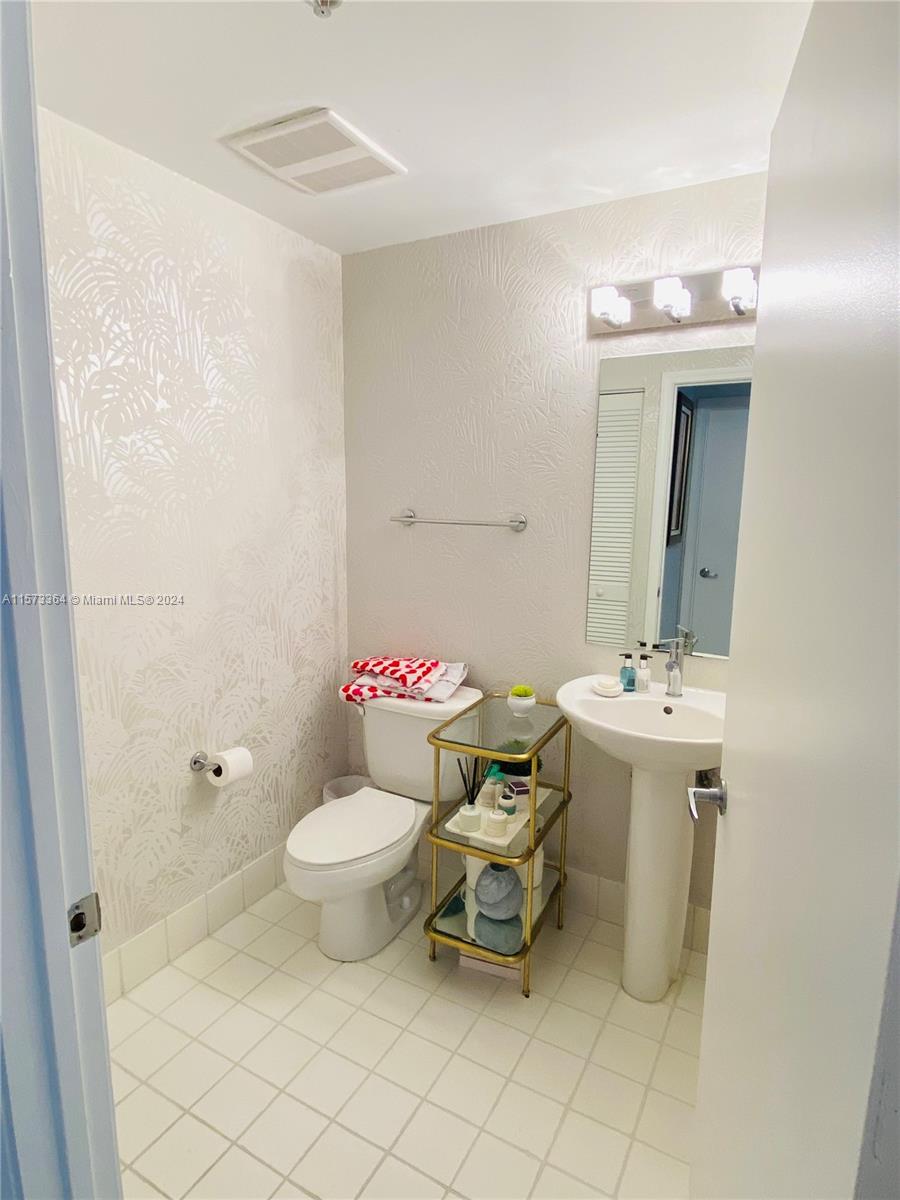 601 NE 36th St 2807, Miami, Florida 33137, 2 Bedrooms Bedrooms, ,2 BathroomsBathrooms,Residentiallease,For Rent,601 NE 36th St 2807,A11573364