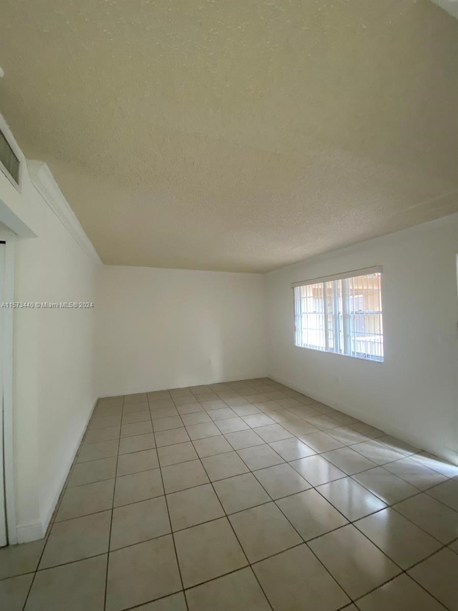 16118 NE 21st Ave 11, North Miami Beach, Florida 33162, 2 Bedrooms Bedrooms, ,1 BathroomBathrooms,Residentiallease,For Rent,16118 NE 21st Ave 11,A11573440