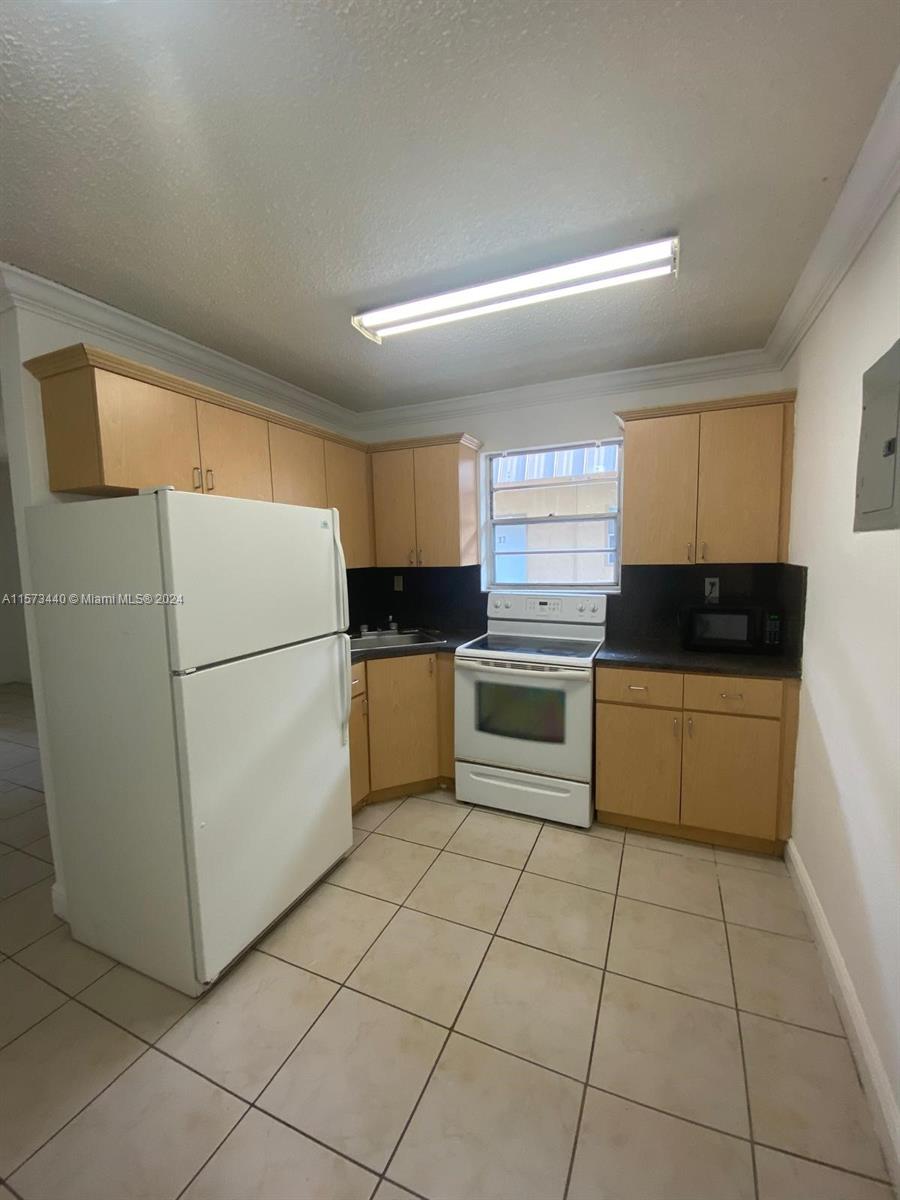 16118 NE 21st Ave 11, North Miami Beach, Florida 33162, 2 Bedrooms Bedrooms, ,1 BathroomBathrooms,Residentiallease,For Rent,16118 NE 21st Ave 11,A11573440