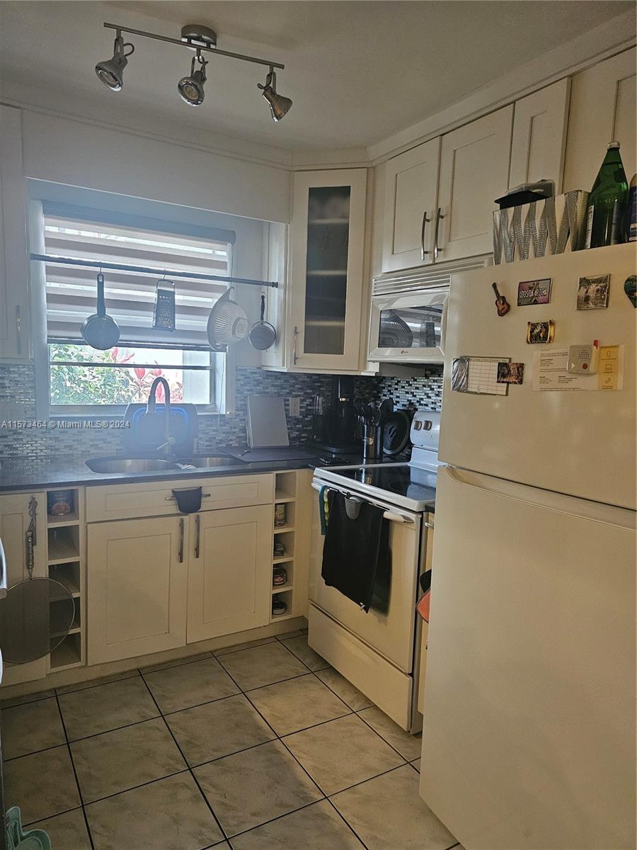2240 Johnson St 104, Hollywood, Florida 33020, 1 Bedroom Bedrooms, ,1 BathroomBathrooms,Residentiallease,For Rent,2240 Johnson St 104,A11573464