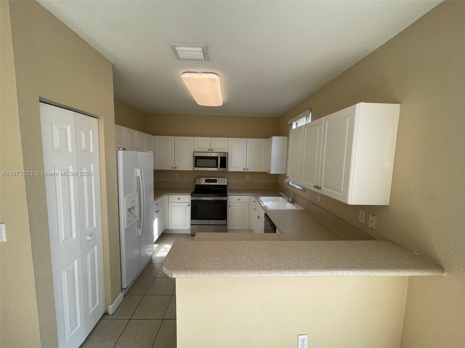 992 NE 41st Pl 992, Homestead, Florida 33033, 4 Bedrooms Bedrooms, ,2 BathroomsBathrooms,Residentiallease,For Rent,992 NE 41st Pl 992,A11573323