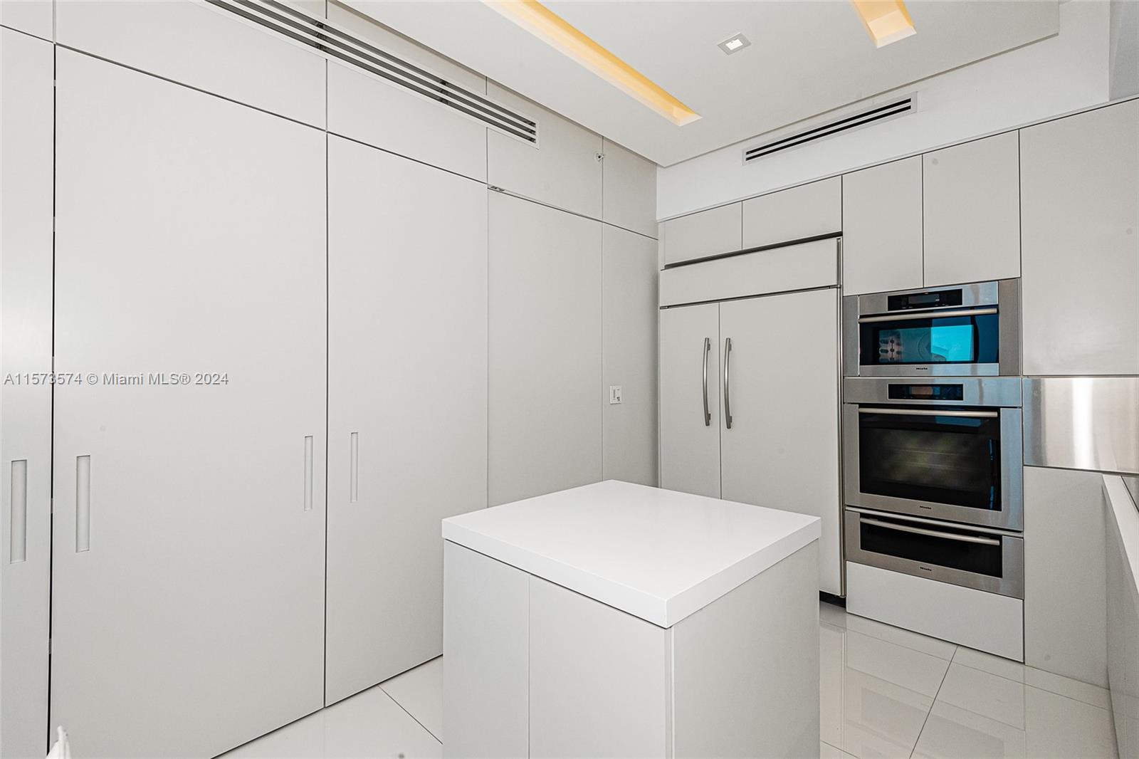 50 S Pointe Dr 2903, Miami Beach, Florida 33139, 3 Bedrooms Bedrooms, ,3 BathroomsBathrooms,Residentiallease,For Rent,50 S Pointe Dr 2903,A11573574
