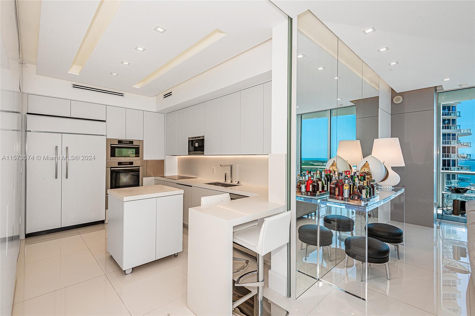 50 S Pointe Dr 2903, Miami Beach, Florida 33139, 3 Bedrooms Bedrooms, ,3 BathroomsBathrooms,Residentiallease,For Rent,50 S Pointe Dr 2903,A11573574