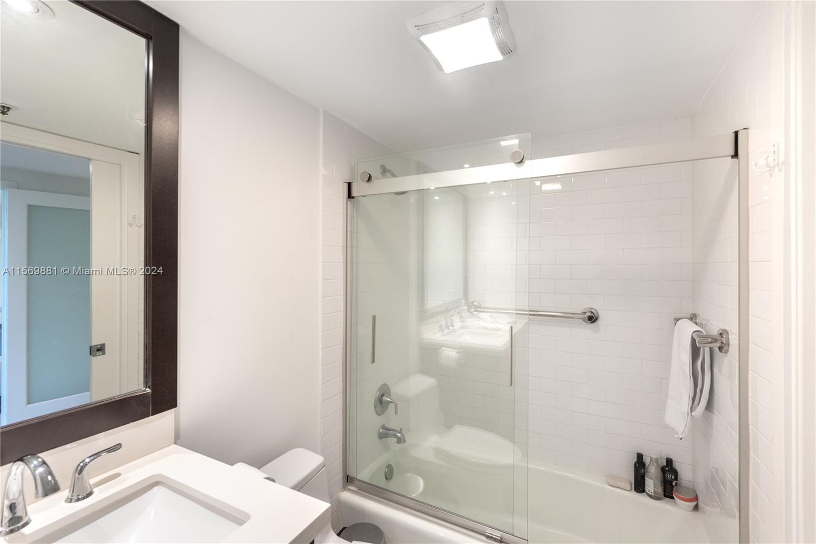 251 Crandon Blvd 227, Key Biscayne, Florida 33149, 3 Bedrooms Bedrooms, ,2 BathroomsBathrooms,Residentiallease,For Rent,251 Crandon Blvd 227,A11569881