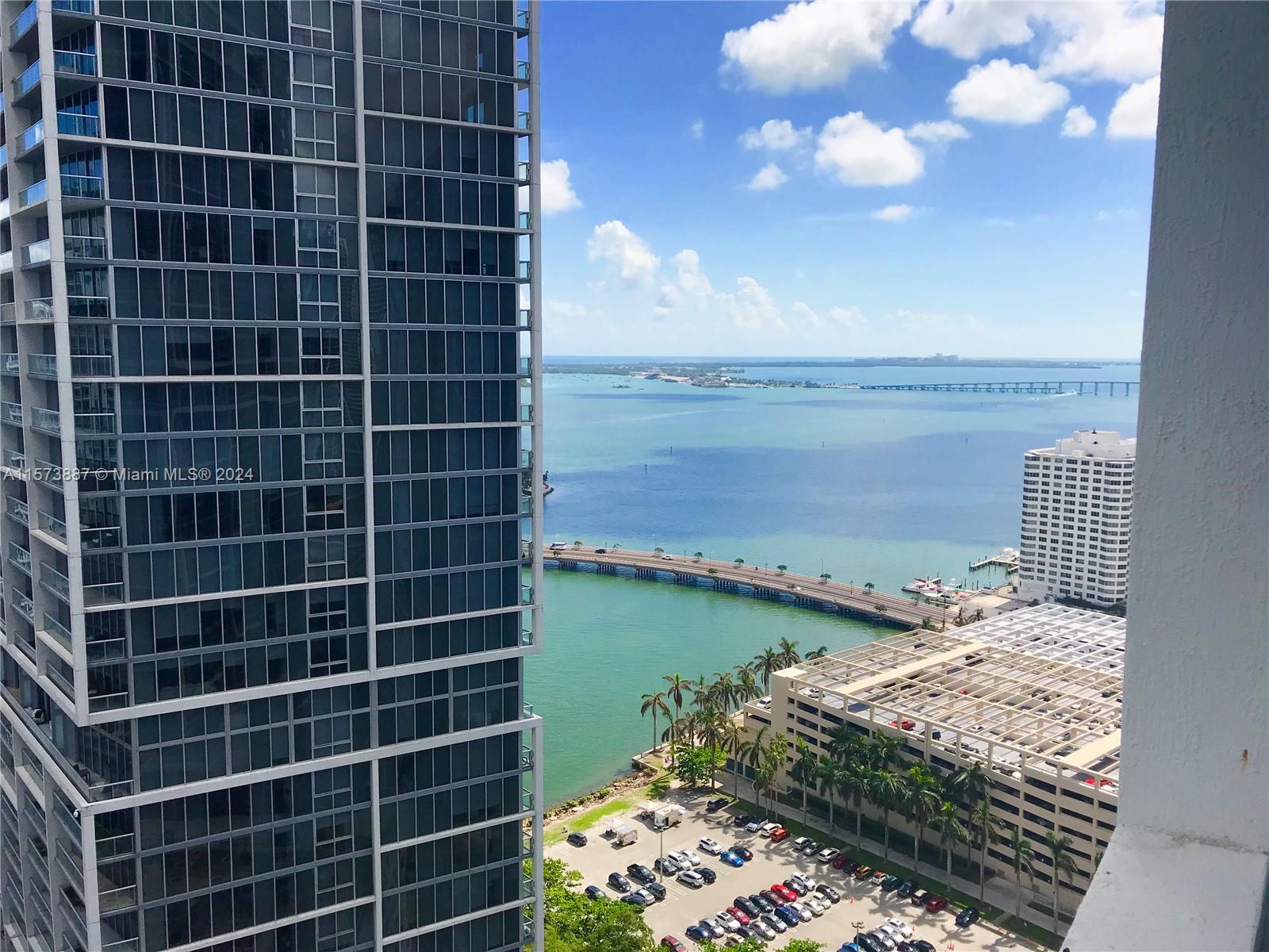 BEAUTIFUL 1/1 UNIT IN THE HEART OF BRICKELL WITH WHITE CERAMIC FLOORS, STAINLESS STEEL APPLIANCESAND AMAZING VIEWS OF THE POOL, BISCAYNE BAY AND MIAMI RIVER. LUXURY LIFESTYLE BUILDING; AN URBANOASIS, JUST STEPS FROM THE FINANCIAL DISTRICT AND DOWNTOW N MIAMI AND A SHORT DRIVE FROM SOUTHBEACH, CORAL GABLES, AND THE DESIGN DISTRICT. FIVE STAR AMENITIES INCLUDING POOL, FITNESS CENTER,SPA, VALET, 24 HOUR CONCIERGE AND MUCH MORE.