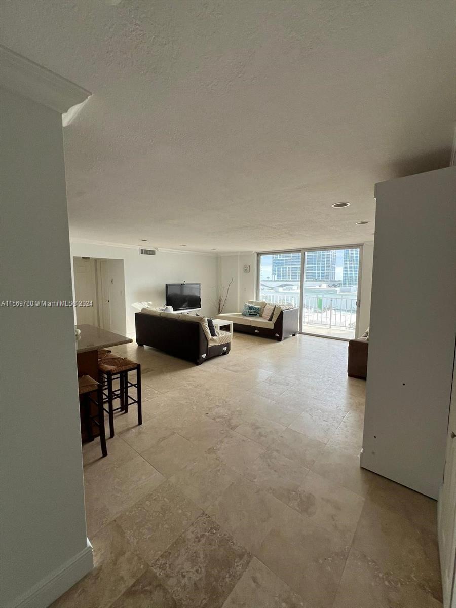 Miami Beach, Florida 33141, 1 Bedroom Bedrooms, ,1 BathroomBathrooms,Residentiallease,For Rent,A11569788