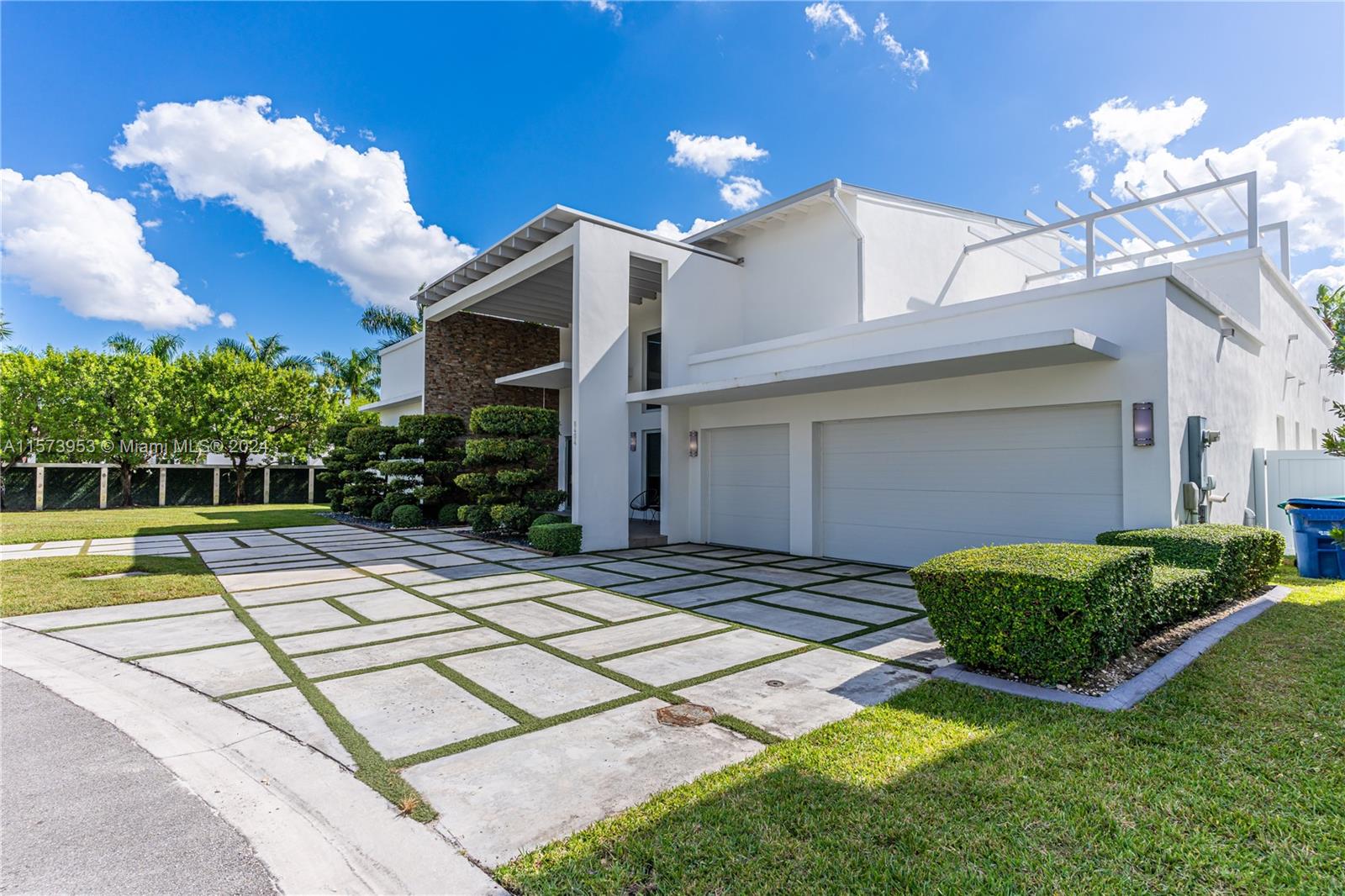 8404 NW 33rd Ter 8404, Doral, Florida 33122, 6 Bedrooms Bedrooms, ,6 BathroomsBathrooms,Residentiallease,For Rent,8404 NW 33rd Ter 8404,A11573953