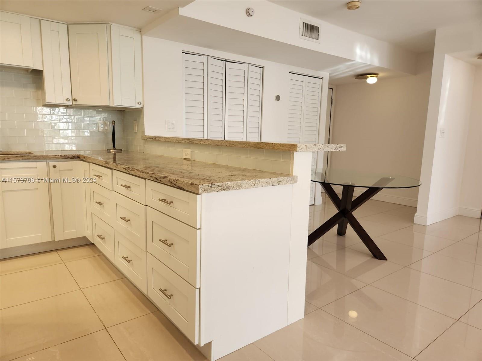 5201 Orduna Dr 14, Coral Gables, Florida 33146, 2 Bedrooms Bedrooms, ,2 BathroomsBathrooms,Residentiallease,For Rent,5201 Orduna Dr 14,A11573706