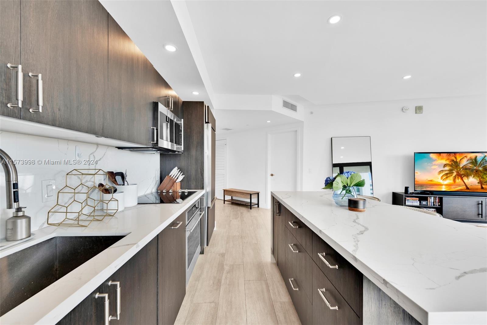 121 NE 34th St L304, Miami, Florida 33137, 2 Bedrooms Bedrooms, ,2 BathroomsBathrooms,Residentiallease,For Rent,121 NE 34th St L304,A11573998