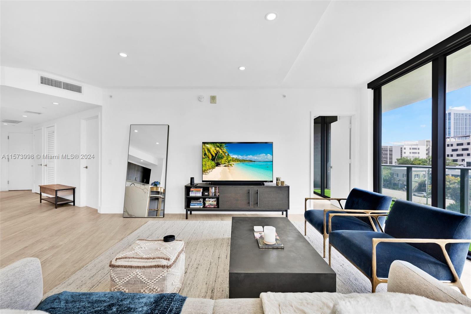 121 NE 34th St L304, Miami, Florida 33137, 2 Bedrooms Bedrooms, ,2 BathroomsBathrooms,Residentiallease,For Rent,121 NE 34th St L304,A11573998