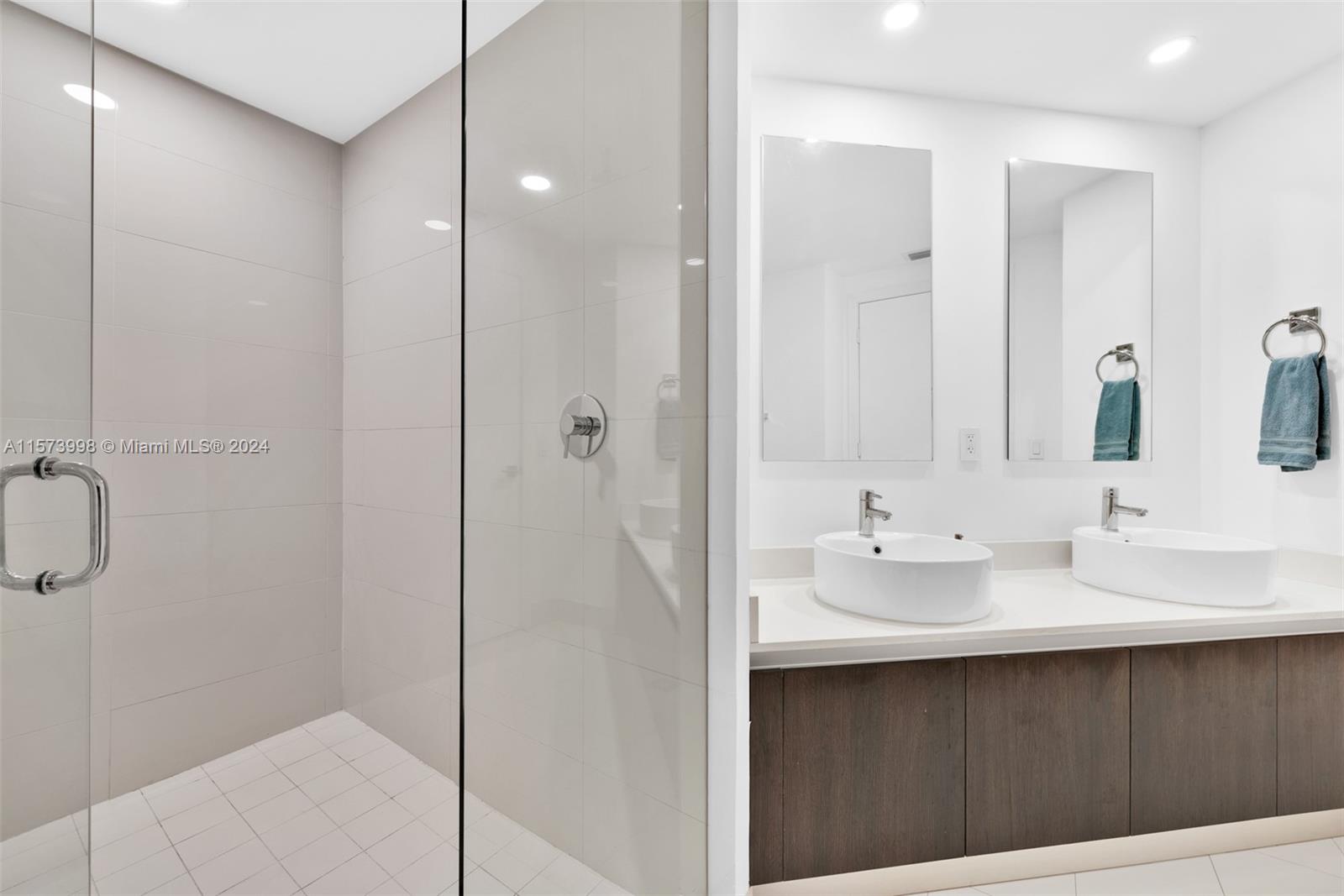 121 NE 34th St L304, Miami, Florida 33137, 2 Bedrooms Bedrooms, ,2 BathroomsBathrooms,Residentiallease,For Rent,121 NE 34th St L304,A11573998