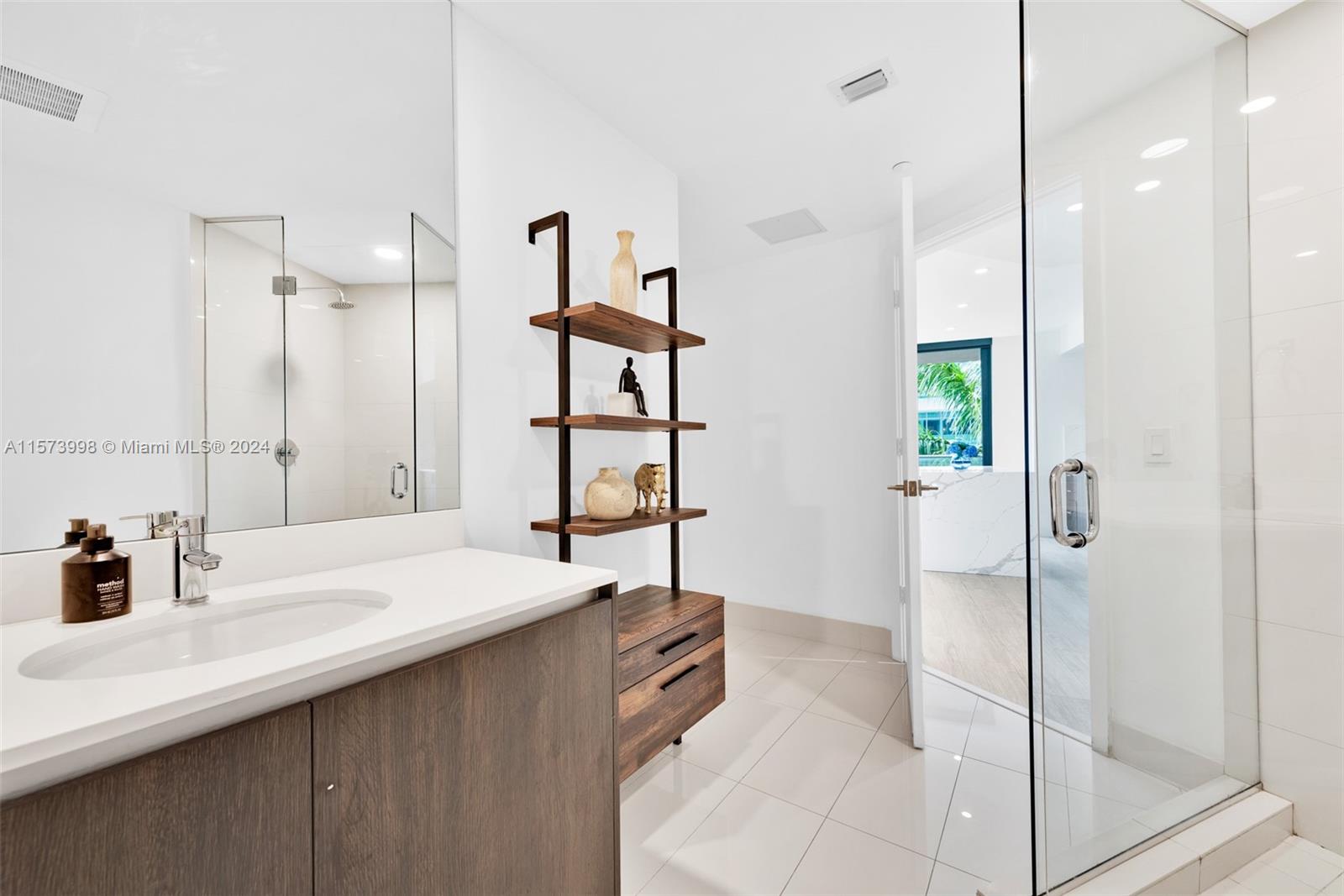 121 NE 34th St L304, Miami, Florida 33137, 2 Bedrooms Bedrooms, ,2 BathroomsBathrooms,Residentiallease,For Rent,121 NE 34th St L304,A11573998