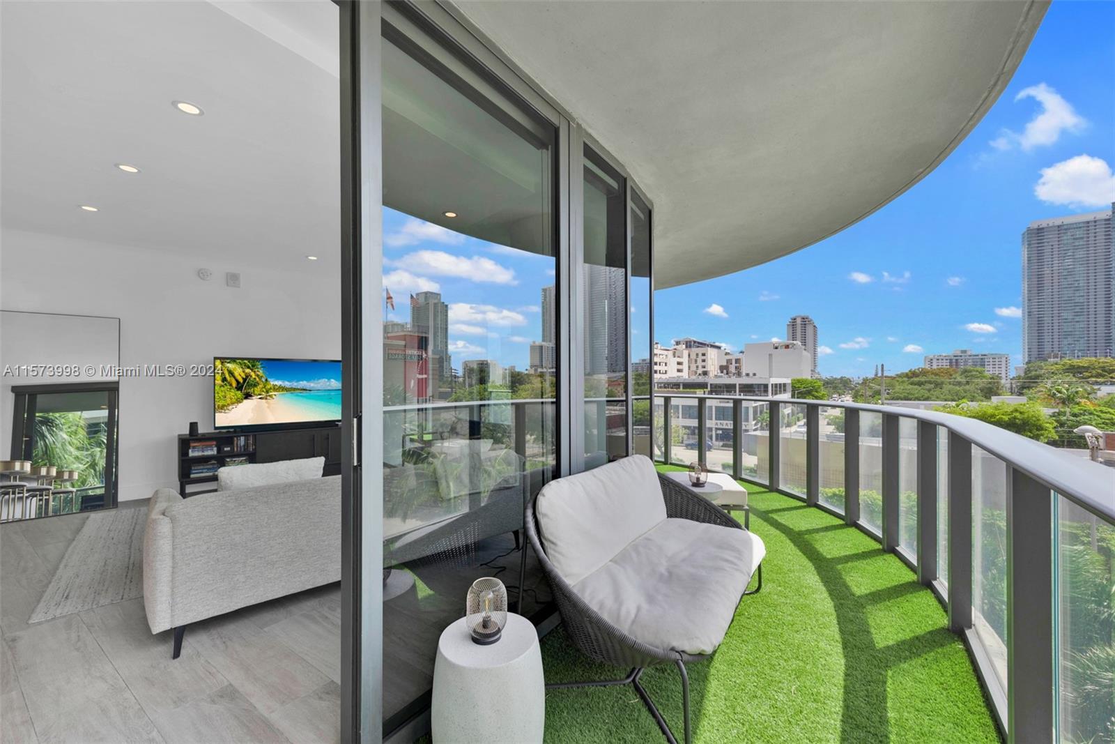 121 NE 34th St L304, Miami, Florida 33137, 2 Bedrooms Bedrooms, ,2 BathroomsBathrooms,Residentiallease,For Rent,121 NE 34th St L304,A11573998