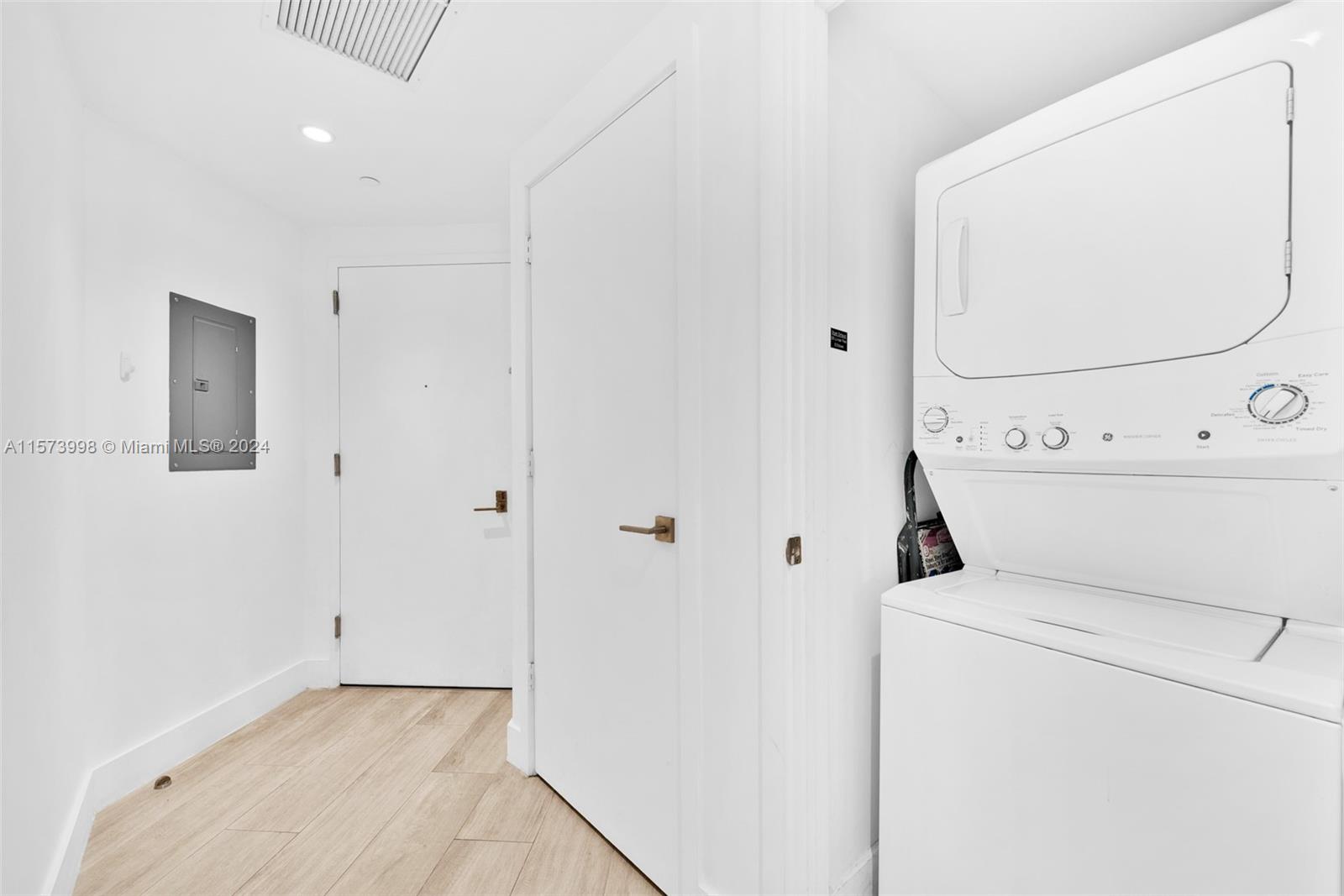 121 NE 34th St L304, Miami, Florida 33137, 2 Bedrooms Bedrooms, ,2 BathroomsBathrooms,Residentiallease,For Rent,121 NE 34th St L304,A11573998