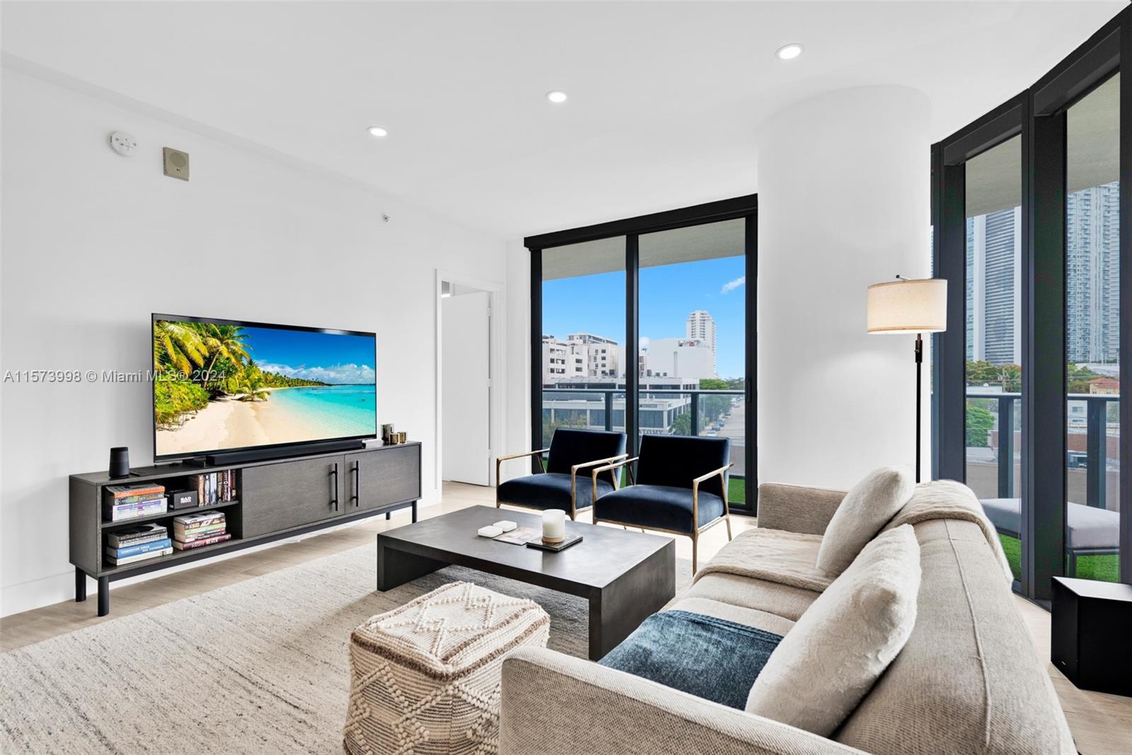 121 NE 34th St L304, Miami, Florida 33137, 2 Bedrooms Bedrooms, ,2 BathroomsBathrooms,Residentiallease,For Rent,121 NE 34th St L304,A11573998