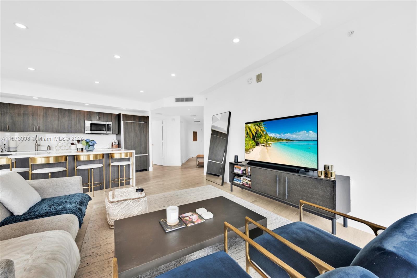 121 NE 34th St L304, Miami, Florida 33137, 2 Bedrooms Bedrooms, ,2 BathroomsBathrooms,Residentiallease,For Rent,121 NE 34th St L304,A11573998