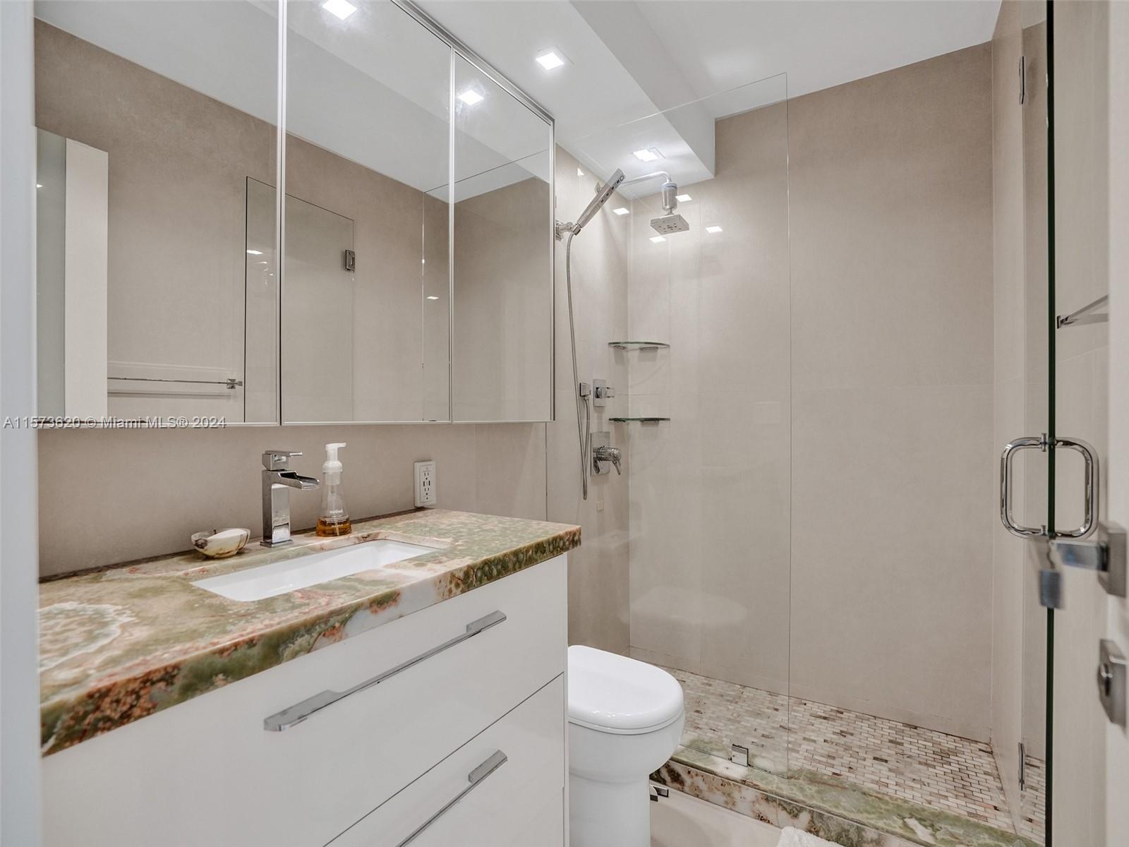400 Kings Point Dr 314, Sunny Isles Beach, Florida 33160, 1 Bedroom Bedrooms, ,1 BathroomBathrooms,Residential,For Sale,400 Kings Point Dr 314,A11573620
