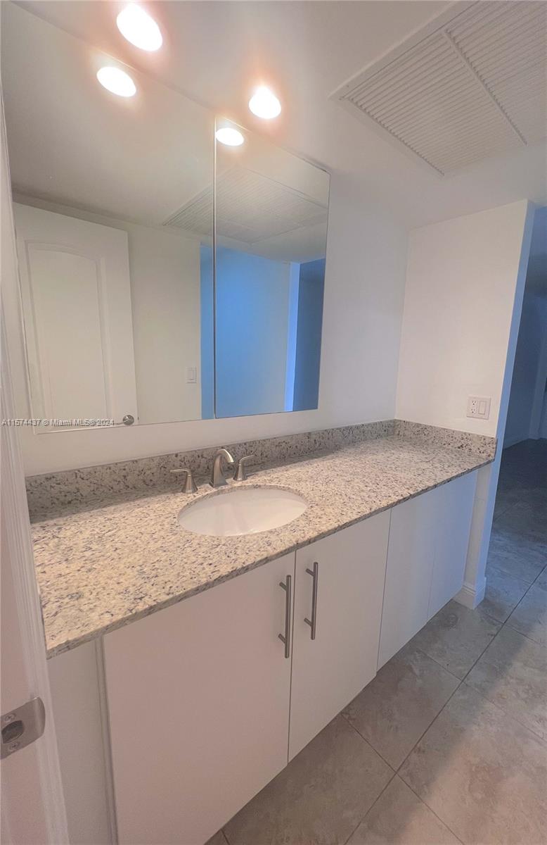 5838 Collins Ave 2A, Miami Beach, Florida 33140, 2 Bedrooms Bedrooms, ,2 BathroomsBathrooms,Residentiallease,For Rent,5838 Collins Ave 2A,A11574437