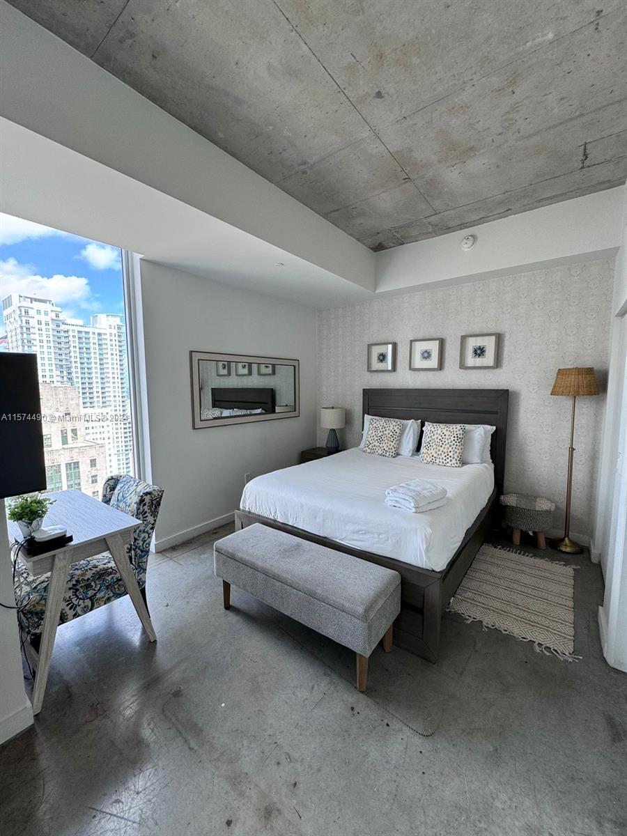 DOWNTOWN MIAMI, PERFECT LOCATION OF THIS LOFT STYLE UNIT. SHORT TERM RENTALS ALLOWED( 30 DAY MIN). FULLY FURNISHED APARTMENT. AMENITIES INCLUDES GYM, ROOF TOP POOL, LOUNGE AREA AND MORE.