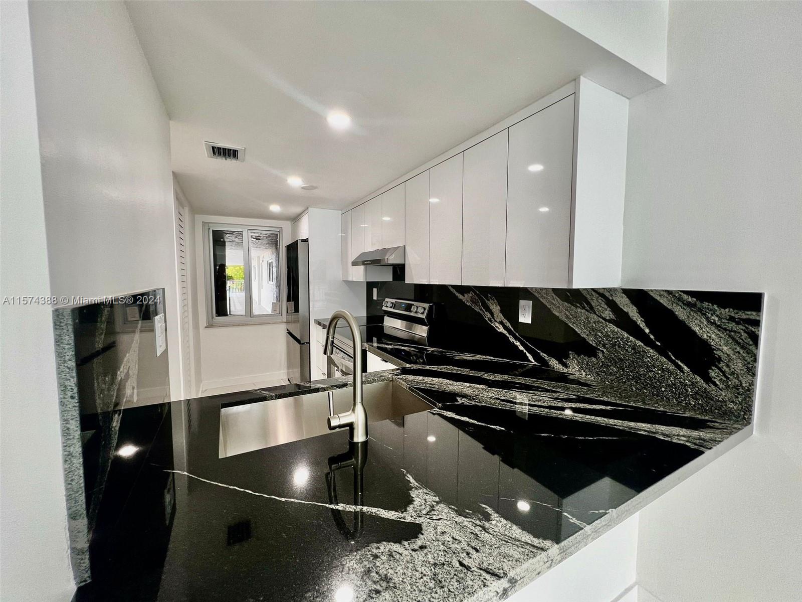 9917 W Okeechobee Rd 3-207, Hialeah Gardens, Florida 33016, 2 Bedrooms Bedrooms, ,2 BathroomsBathrooms,Residentiallease,For Rent,9917 W Okeechobee Rd 3-207,A11574388