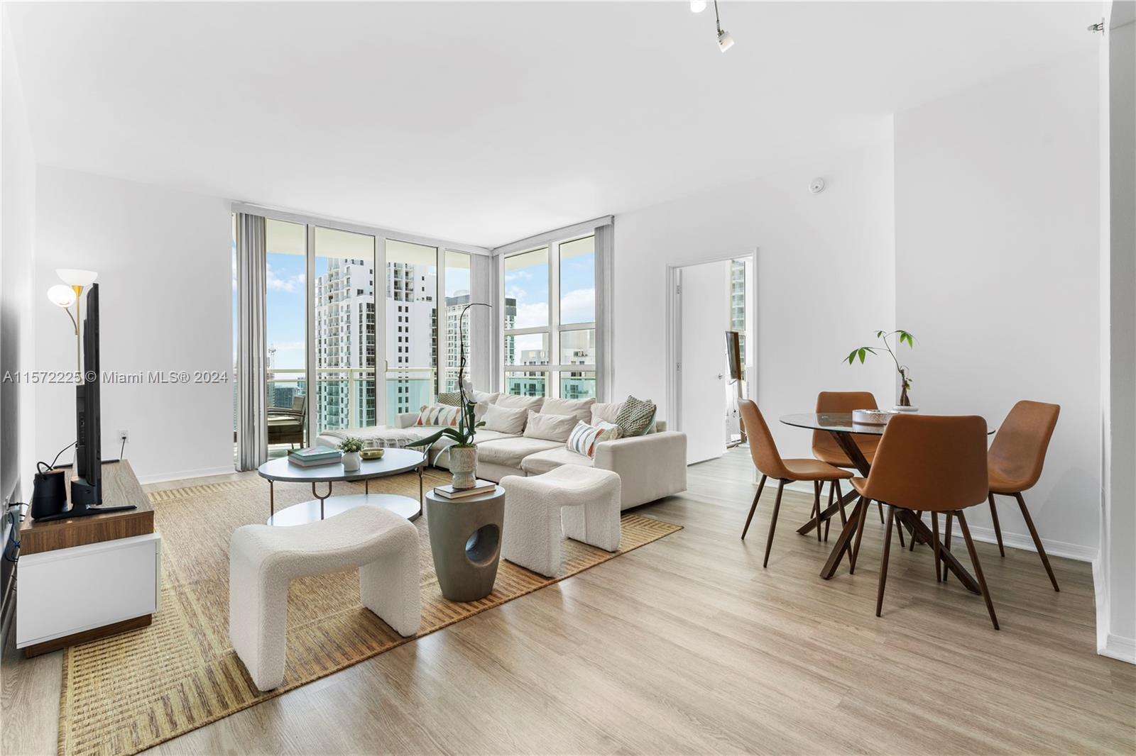 Great Corner Unit in Brickell 2 Bedrooms 2.5 Bathrooms, City Views, Granite Counter Tops in the Kitchen, Close to Brickell City Center, Full Amenities, Gym, Pools and Others