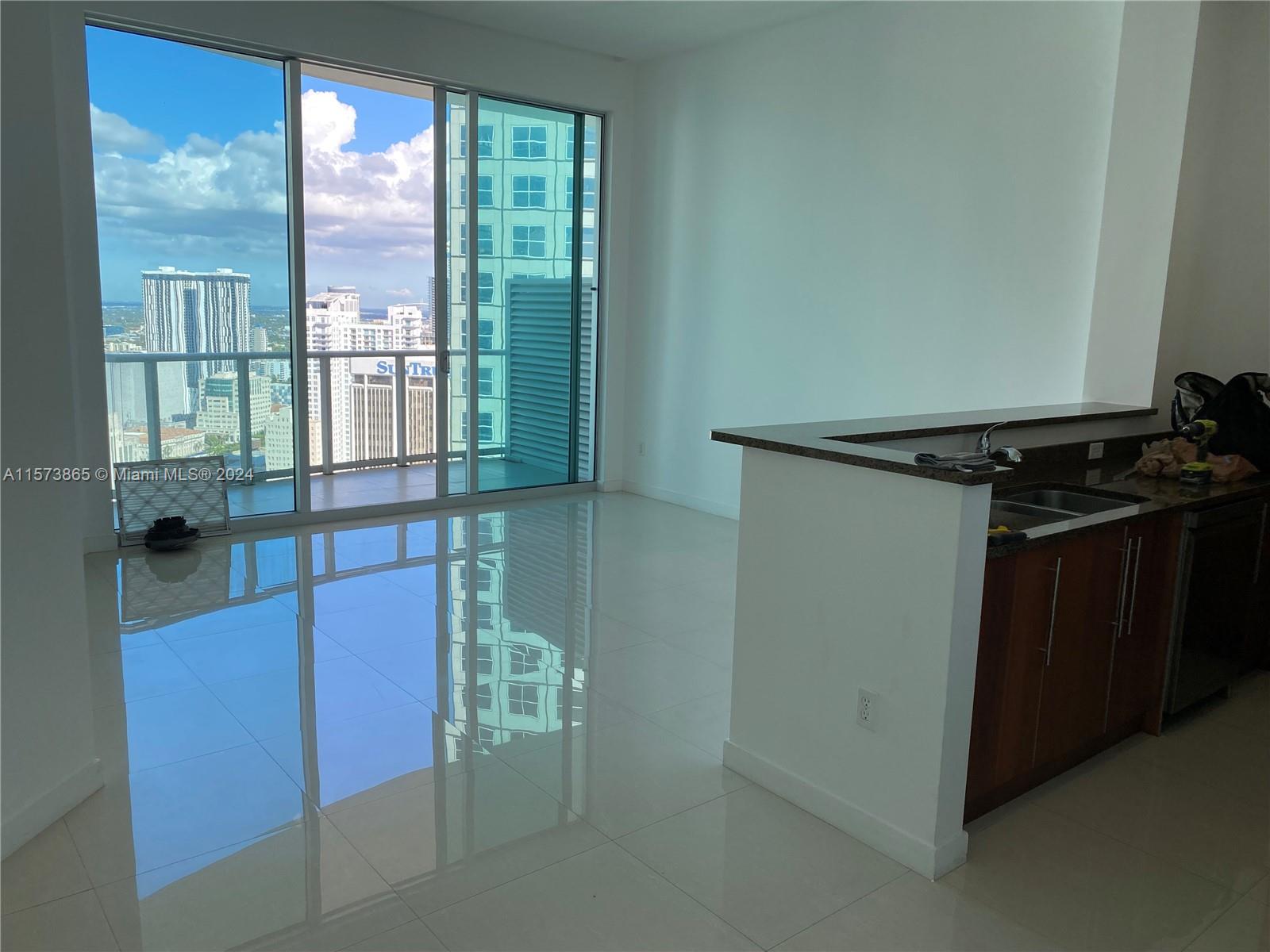 Beautiful Penthouse unit with city views. Live and play in Downtown Miami, walking distance to the best of Brickell and a 5-minute ride to the Arts District. Steps away to Whole Foods, Met Square, Silver Spot Cinema and restaurants. Walking distance to Metro Mover, Bayside Marketplace, American Airlines Arena, Adrienne Arsht Center Performing Arts and Miami Financial District. Spacious unit offers high ceilings, beautiful floors throughout, nice kitchen with SS appliances, granite counter tops and wood cabinetry. Unit is filled with lots of natural light, windows from floor to ceiling and offers a large balcony with beautiful city views.