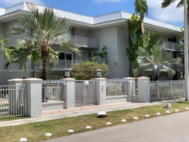 Rarely available, Very well maintained 1 bed room ! & half baths, condo in Silver Palm close
to Dadeland, large covered balcony, kitchen wood cabinets, laminate floors, paenty of storage space, very quiet neighborhood, easy acces & close to major highways, gated entry, swiming pool