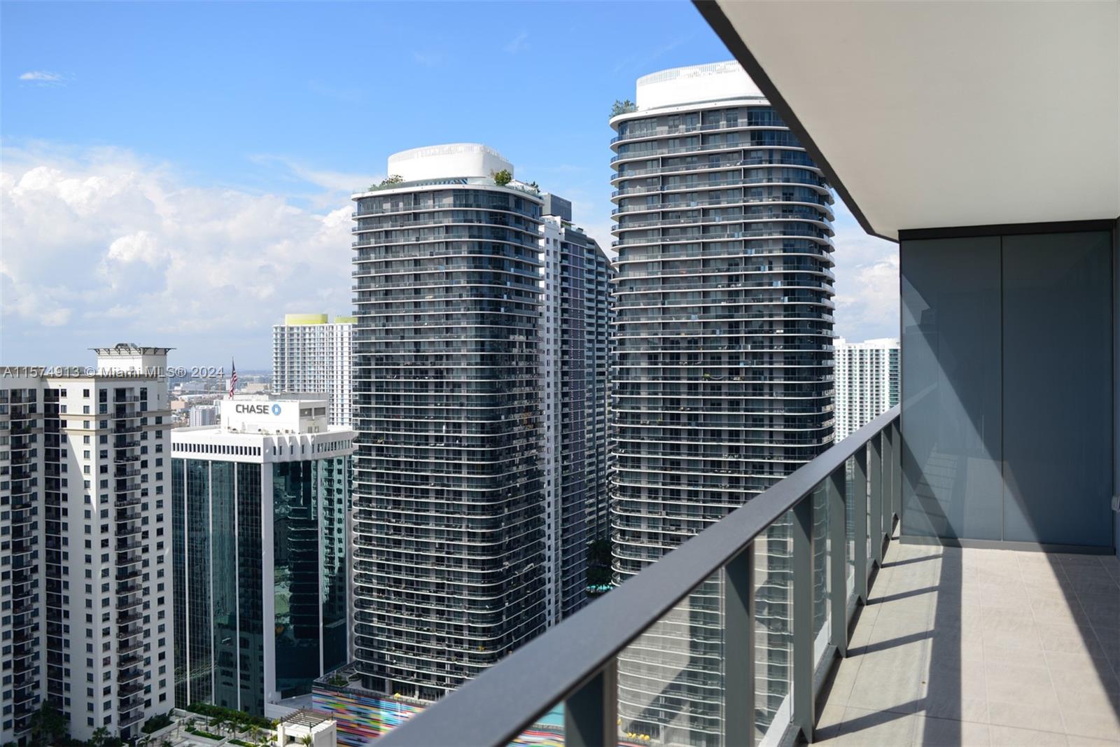 This spectacular 906 sq ft unit is the perfect size for a couple or a single person in the most in demand building located in the most desired and walkable neighborhood in Miami.