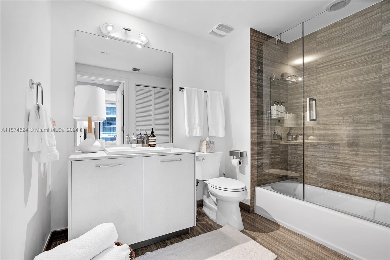 1010 Brickell Ave 2509, Miami, Florida 33131, 2 Bedrooms Bedrooms, ,2 BathroomsBathrooms,Residentiallease,For Rent,1010 Brickell Ave 2509,A11574824