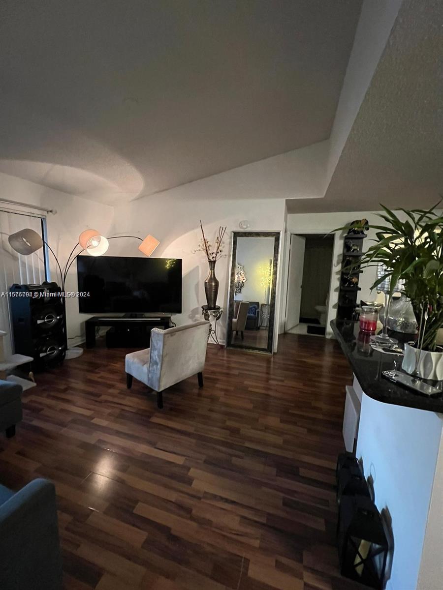 Condo for Sale in Hollywood, FL