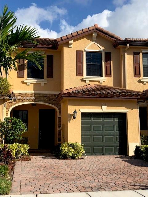 Let's take a look at this amazing 3 bed and 2 1/2 bath townhome! Excellent location in Homestead. Close to major roads, public schools, and shopping. Washer and dryer included. Lots of light. Very spacious car garage up to 2 vehicles and comfortable spaces for the family. Spacious bedrooms. Fenced patio for privacy. MUST SEE!