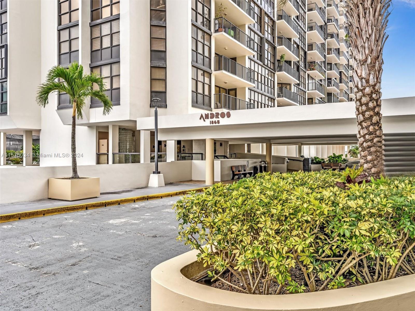 Luxury fully furnished and spacious 1 bedroom, 1.5-bathroom apartment in the heart of Brickell.  Breathtaking water and city views, spacious balcony.  High end finishes thought.  Steps from top restaurants and shops.