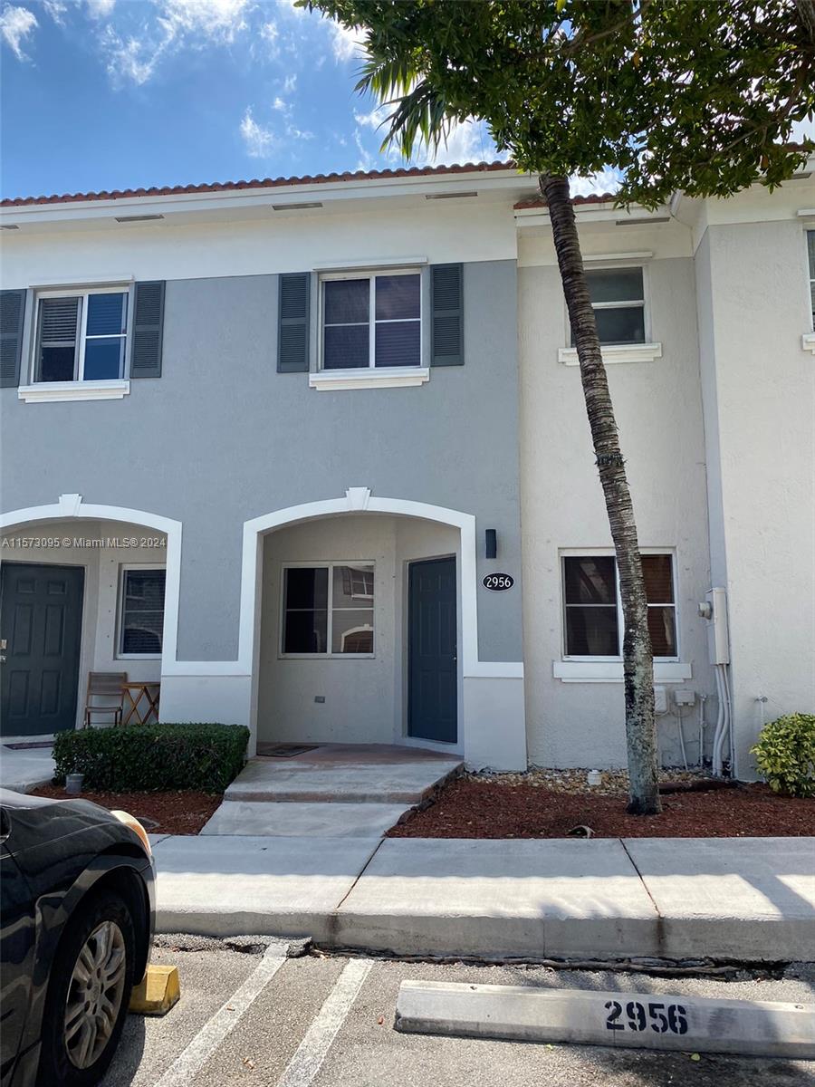 Charming 2 Bedrooms 2 Baths townhouse. Tiled through out and wood laminate stairs. Fenced Patio. Close to Publix and Babtist