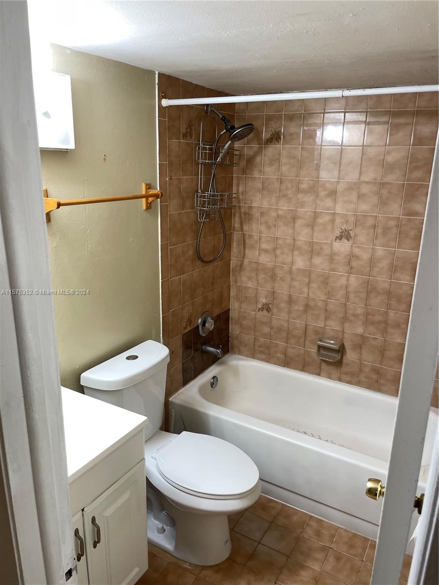5798 W 26th Ave 206, Hialeah, Florida 33016, 3 Bedrooms Bedrooms, ,2 BathroomsBathrooms,Residentiallease,For Rent,5798 W 26th Ave 206,A11575352