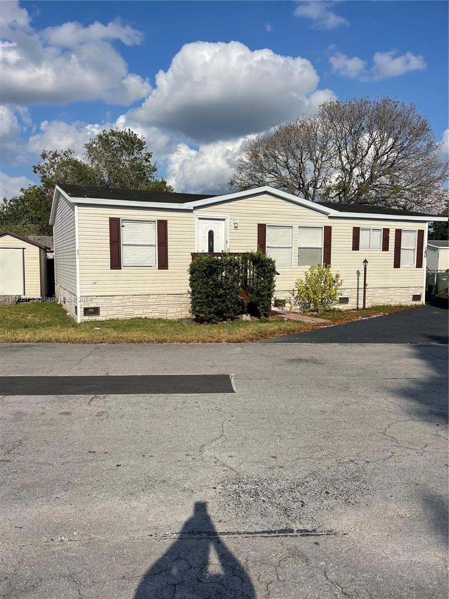 3 BEDROOM, 2 FULL BATHS, OPEN LAYOUT, LIVING/DINING ROOM, TILE FLOORS, KITCHEN WITH PANTRY, BLINDS IN ALL WINDOWS, UTILITY ROOM WITH WASHER AND DRYER, STORAGE SHED, THE LAND IS INCLUDED, LOW HOA. SCHEDULE A SHOWING THROUGH SHOWTIME! PROPERTY IS ON SUPRA LOCKBOX.